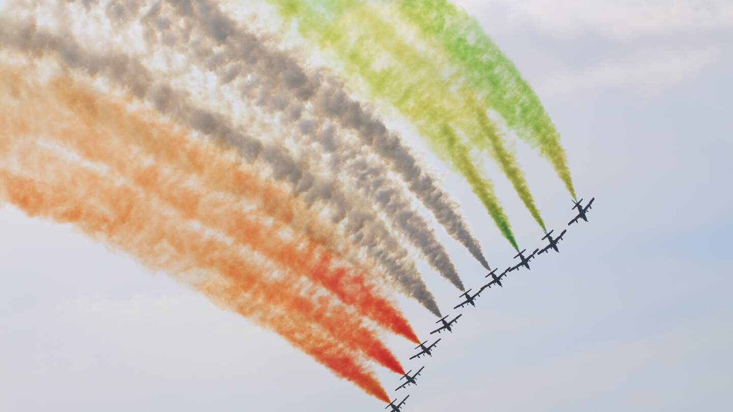 Show Flieger malen die italienische Flagge an den Himmel bei der jaehrlichen Jesolo Air Show | © Gettyimages,com/GagarinART