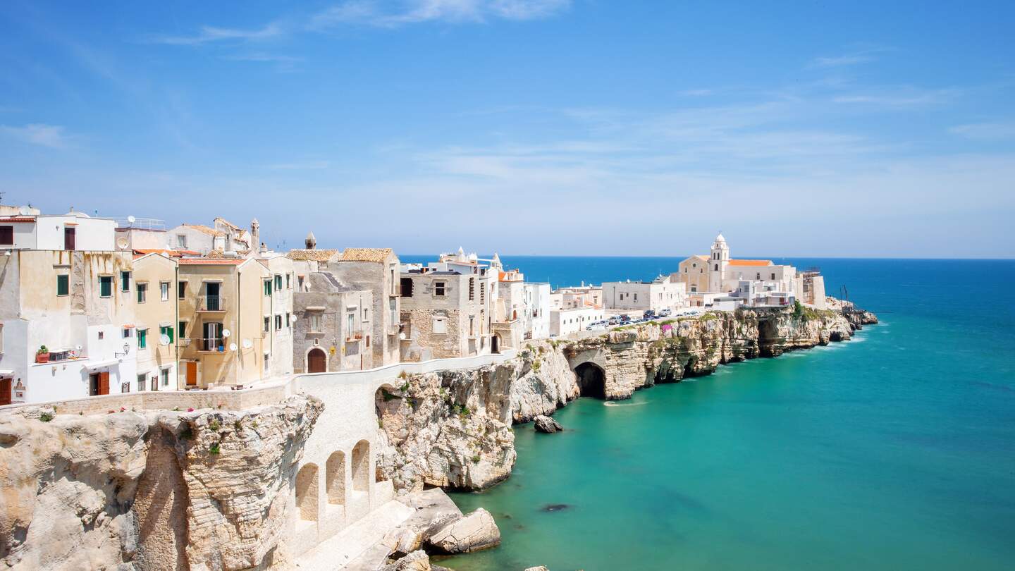 Kleines Fischerdorf Vieste auf einer Landzunge an der Adriakueste | © Gettyimages.com/Poike