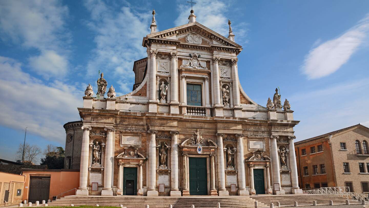 Die katholische Kirche Basilika Santa Maria in Porto in Ravenna, Italien | © Gettyimages.com/ermess