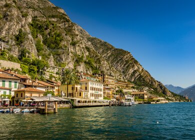 Blick vom Wasser auf den Hafen von Limone, Gardasee | © Gettyimages.com/Silke Schoenig
