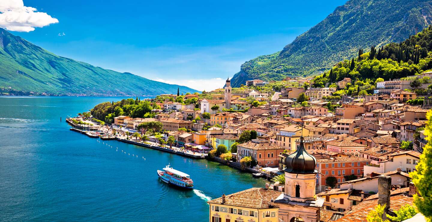 ine schoene Aussicht auf den Gardasee und die beruehmte Stadt Limone sul Garda an einem schoenen Fruehsommertag | © Gettyimages.com/xbrchx
