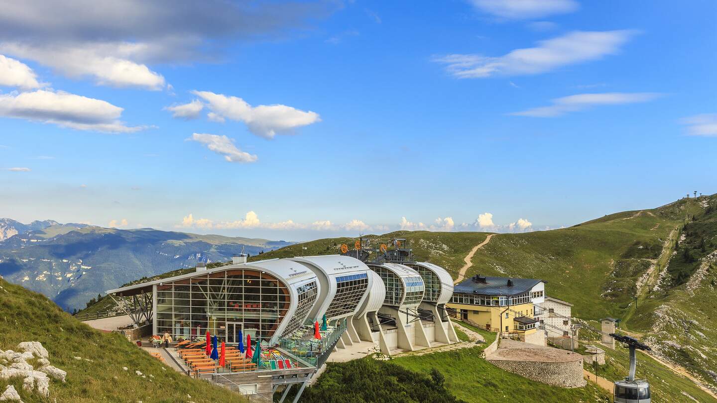 Seilbahnstation auf dem Monte Baldo am Gardasee in Italien mit Aussengastronomie | © Gettyimages.com/Flavio Vallenari