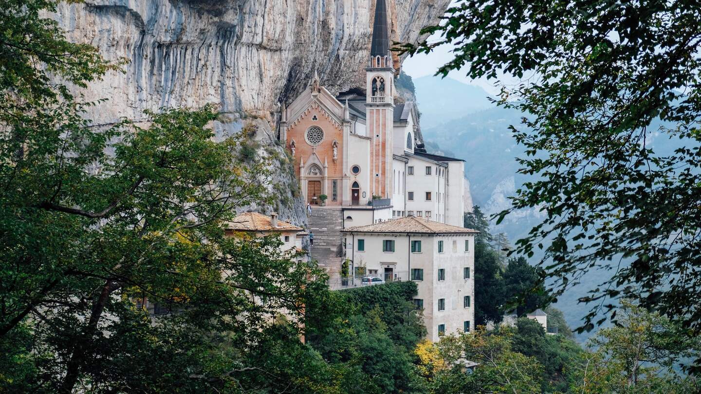 Wallfahrtsort Basilica Madonna della Corona, eine Kirche, die in den Fels gebaut ist, in Ferra di Monte Baldo, Venetien | © Gettyimages.com/PippiLongstocking