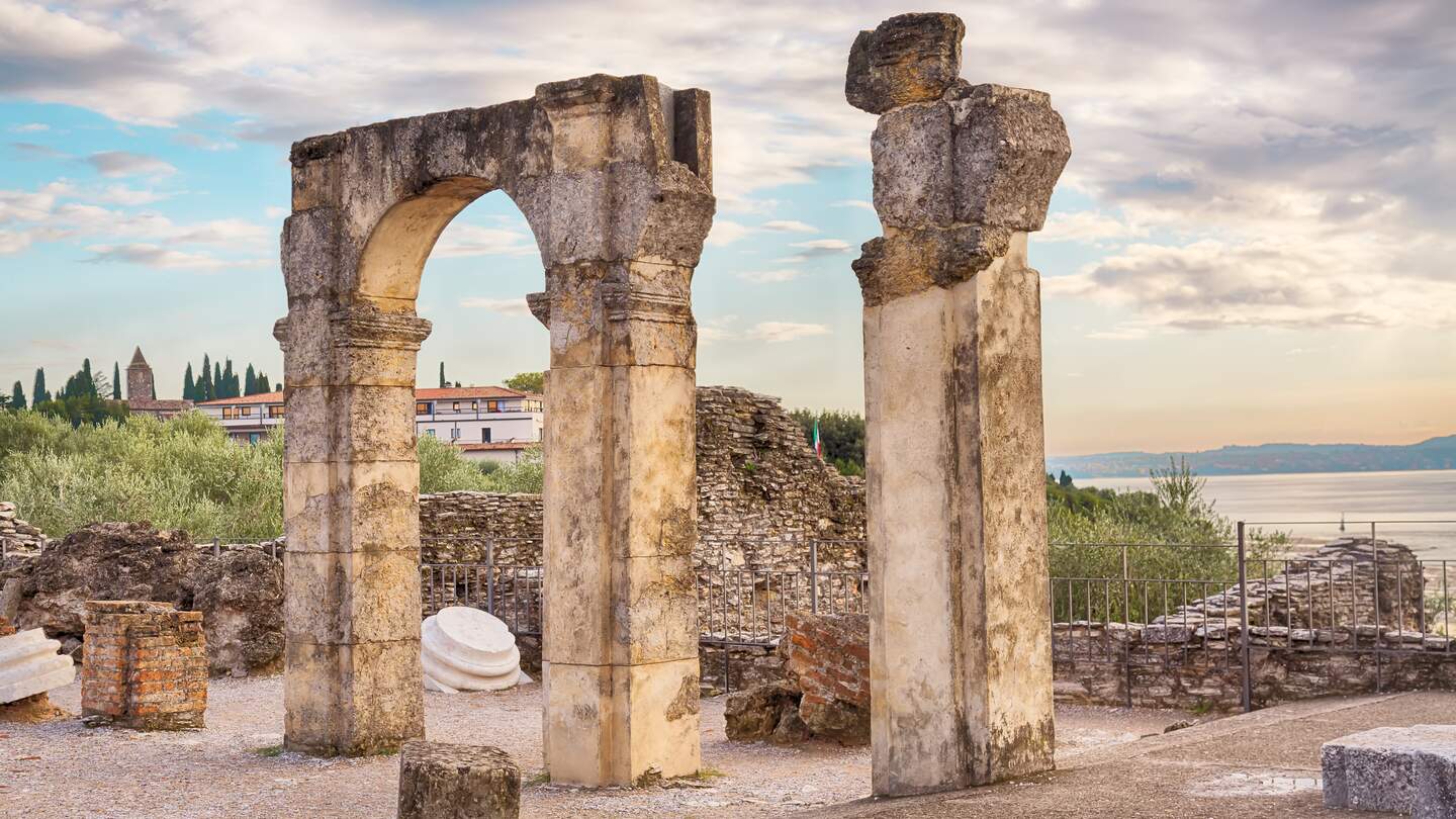 Grotten des Catull, mit Blick auf den Gardasee | © Gettyimages.com/nantonov