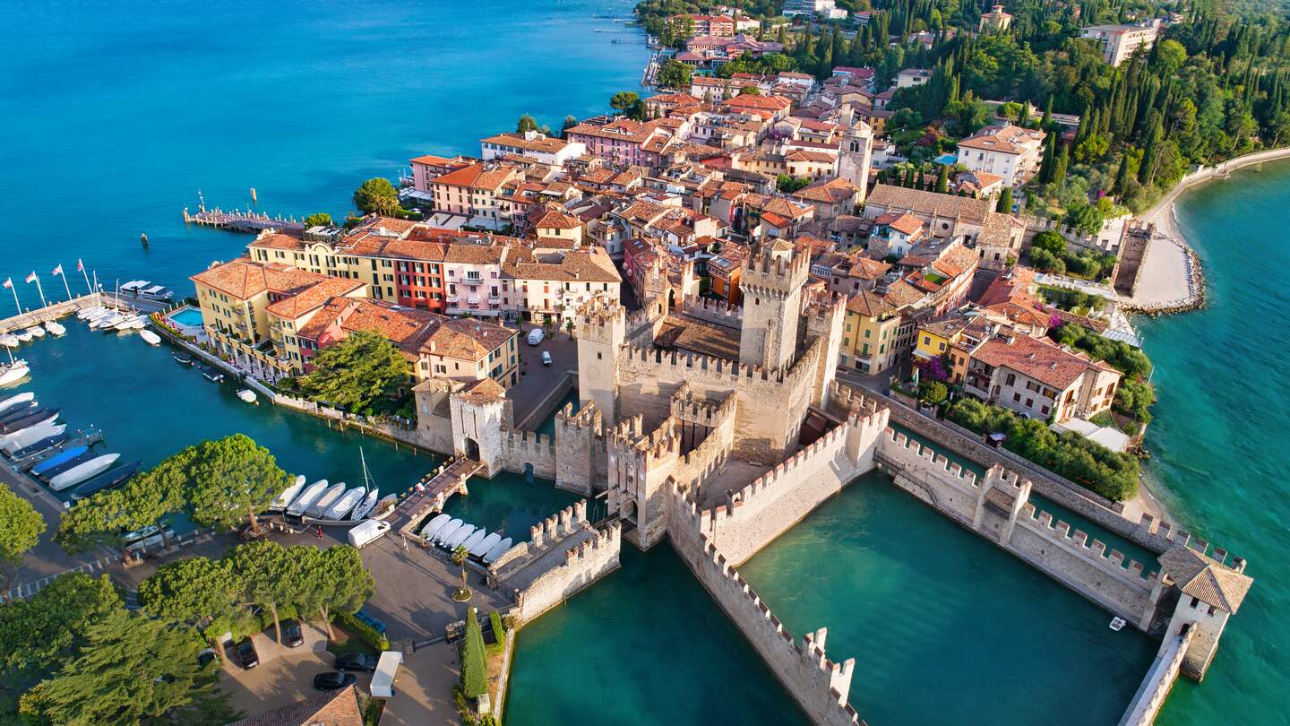 Luftaufnahme von Sirmione am Gardasee | © Gettyimages.com/Ekatarina_Polischuk