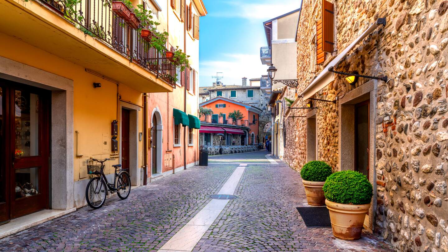 Kleine Gasse mit bunten Fassaden in Bardolino am Gardasee | © © Gettyimages.com/EKH-Pictures