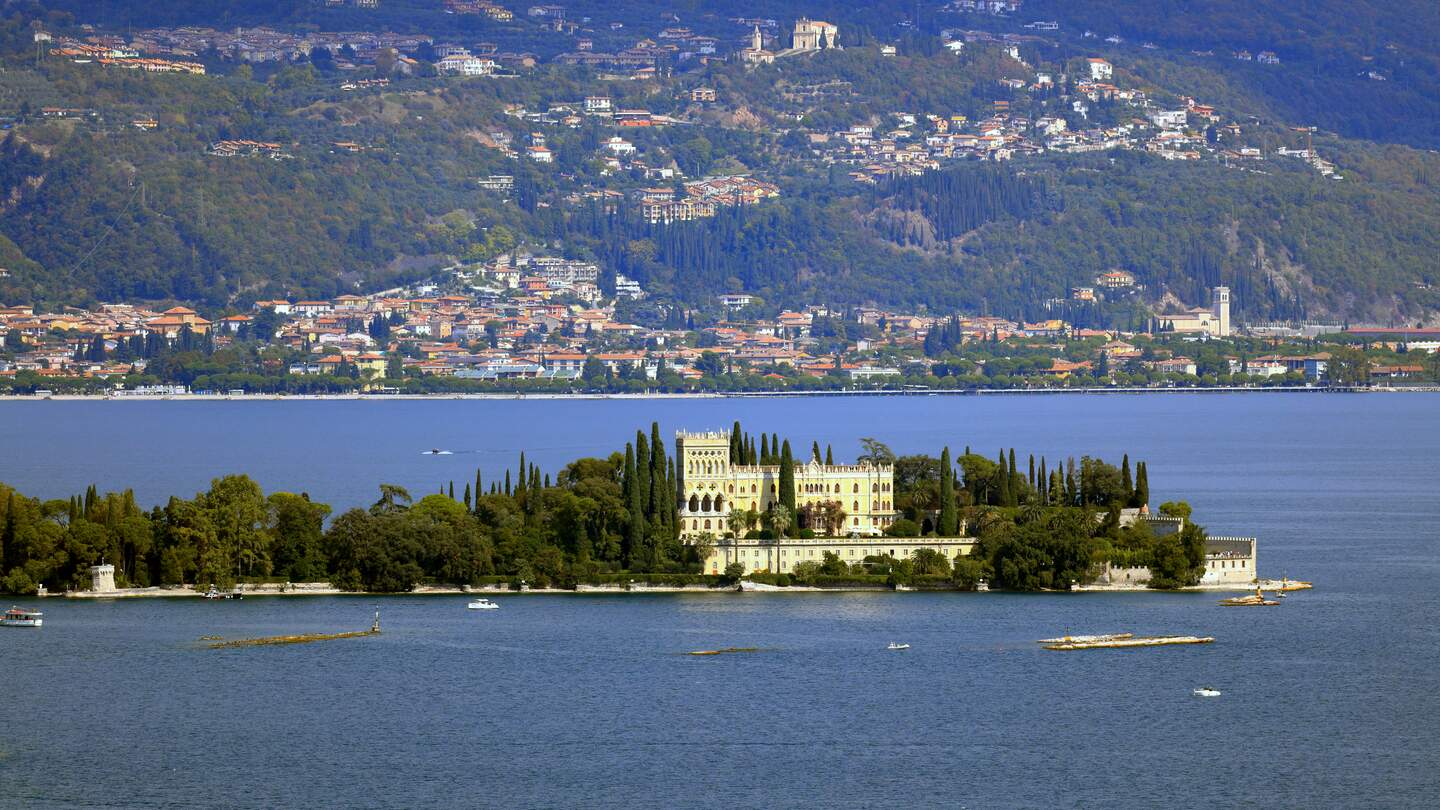 Blick auf die Insel Garda vom Gardasee aus | © © Gettyimages.com/eugen_z