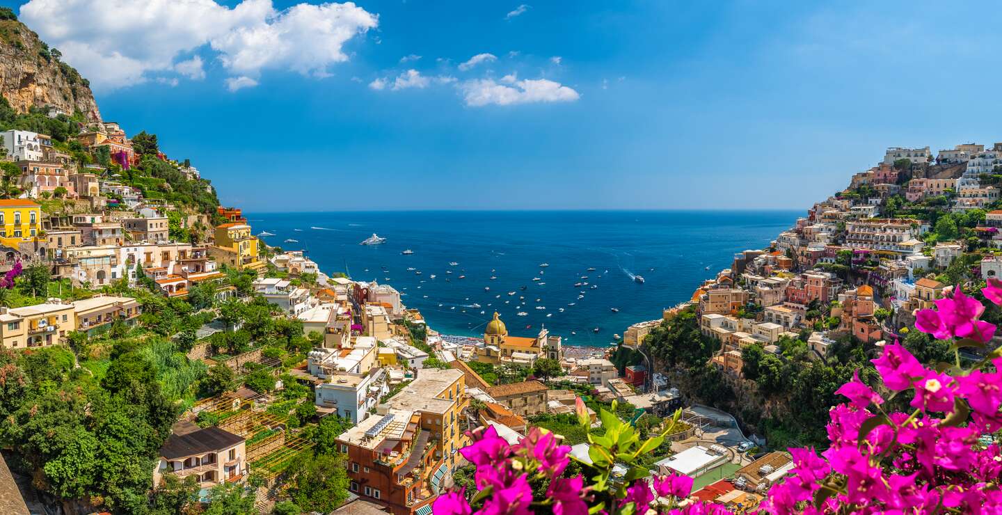 Blick ueber die Stadt Positano auf das Mittelmeer | © Blick ueber die im Tal gelegene Stadt Positano auf das Mittelmeer im Sommer