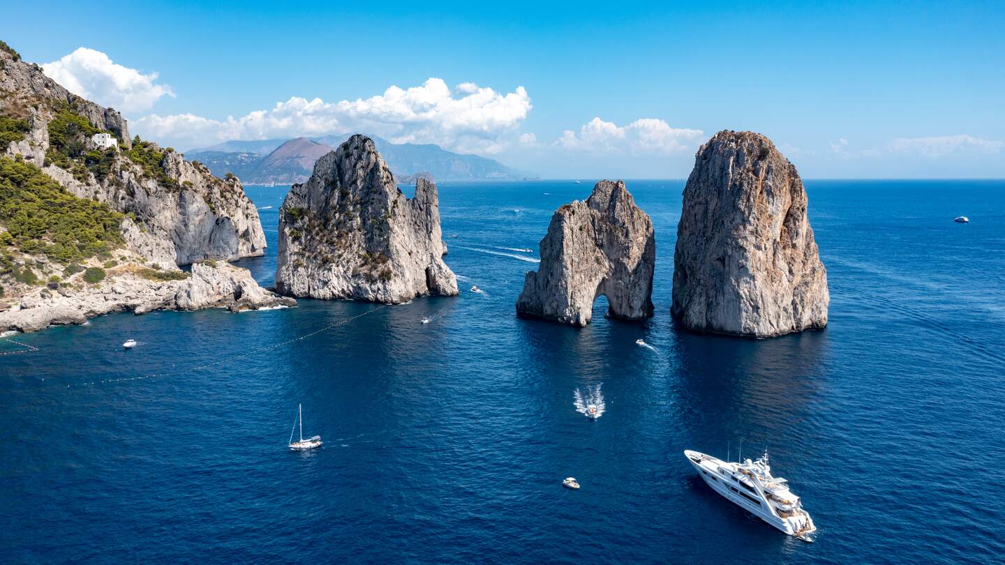 Die Insel Capri an der Amalfikueste in Italien, an einem schoenen Sommertag | © Gettyimages.com/demerzel21