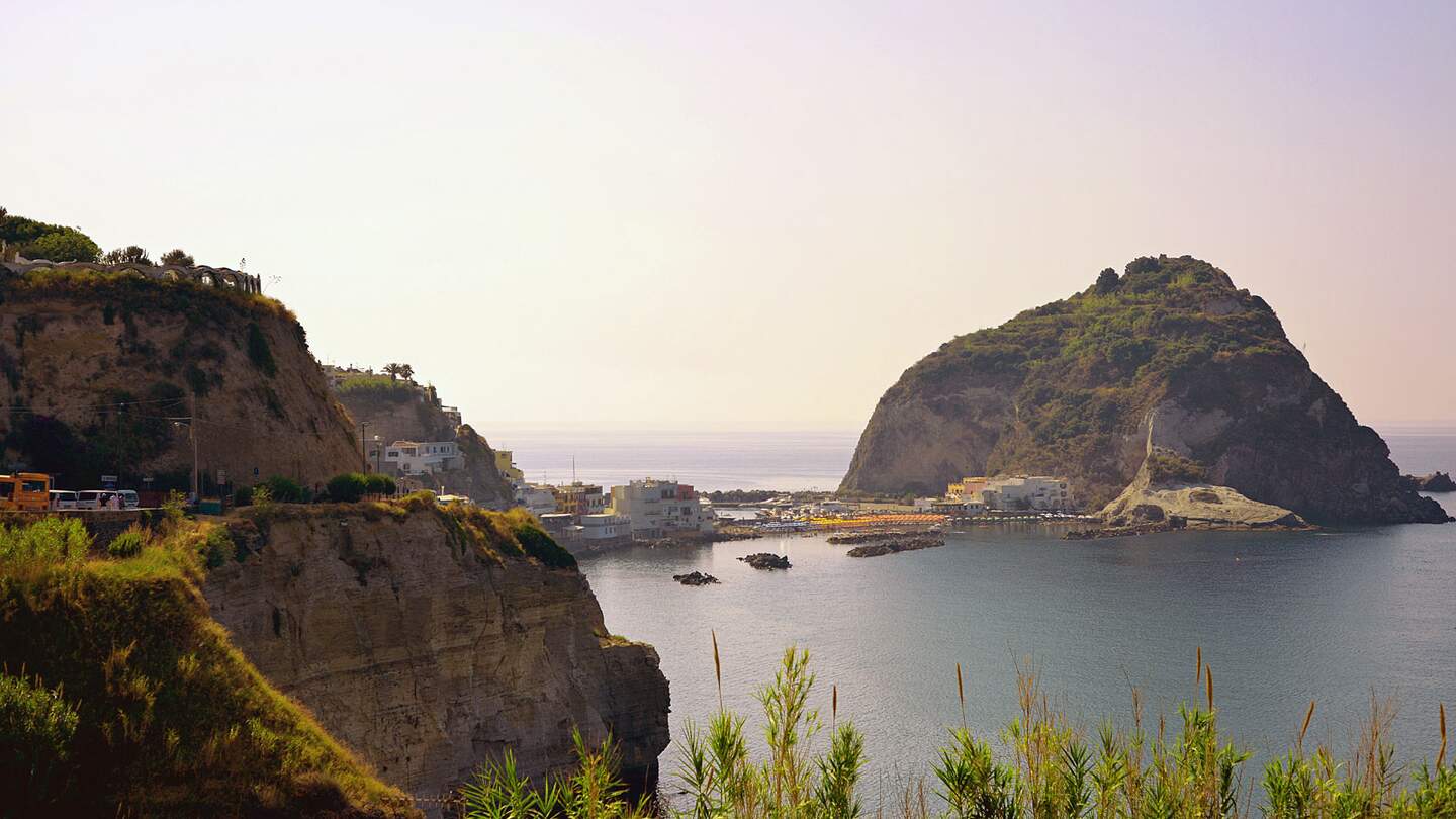 liegende Insel Ischia | © ANITA GIOIA / 2016 Thinkstock.