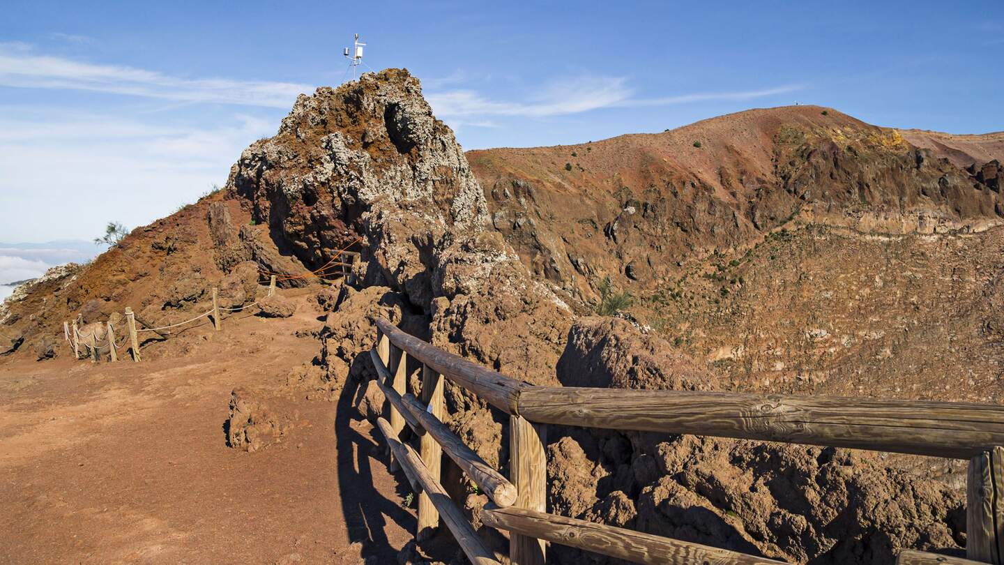 Kraterrand des Vulkans Versuv an einem sonnigen Tag | © Gettyimages.com/ELENAPHOTOS