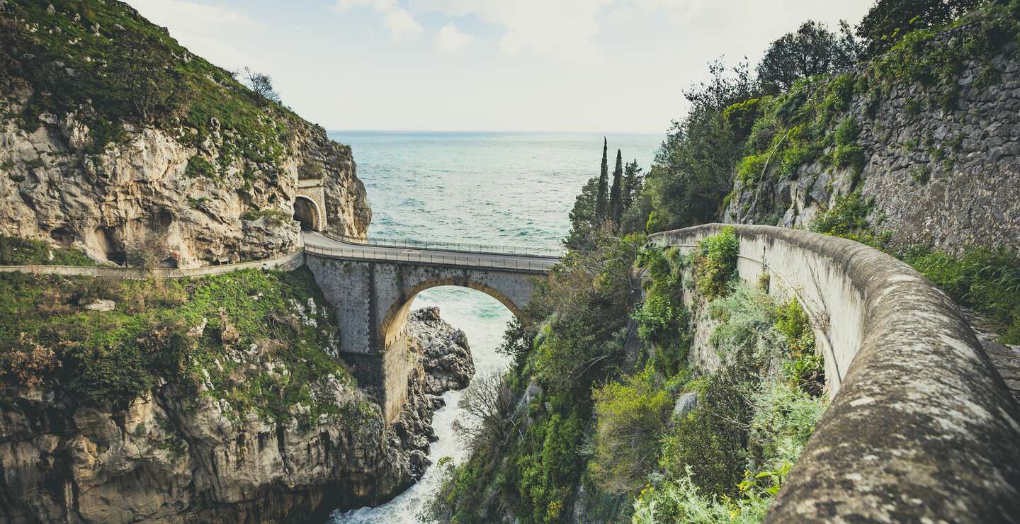 Beruehmte Furorebrücke an der Amalfikueste in Italien. | © Gettyimages.com/35007