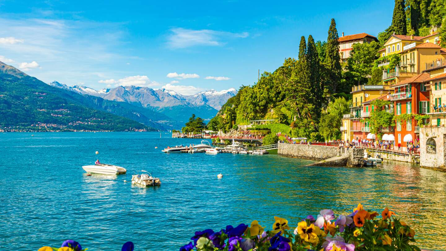 Das Dorf Varenna am Comer See wurde an einem Sommertag fotografiert. | © Gettyimages.com/danielemezzadri