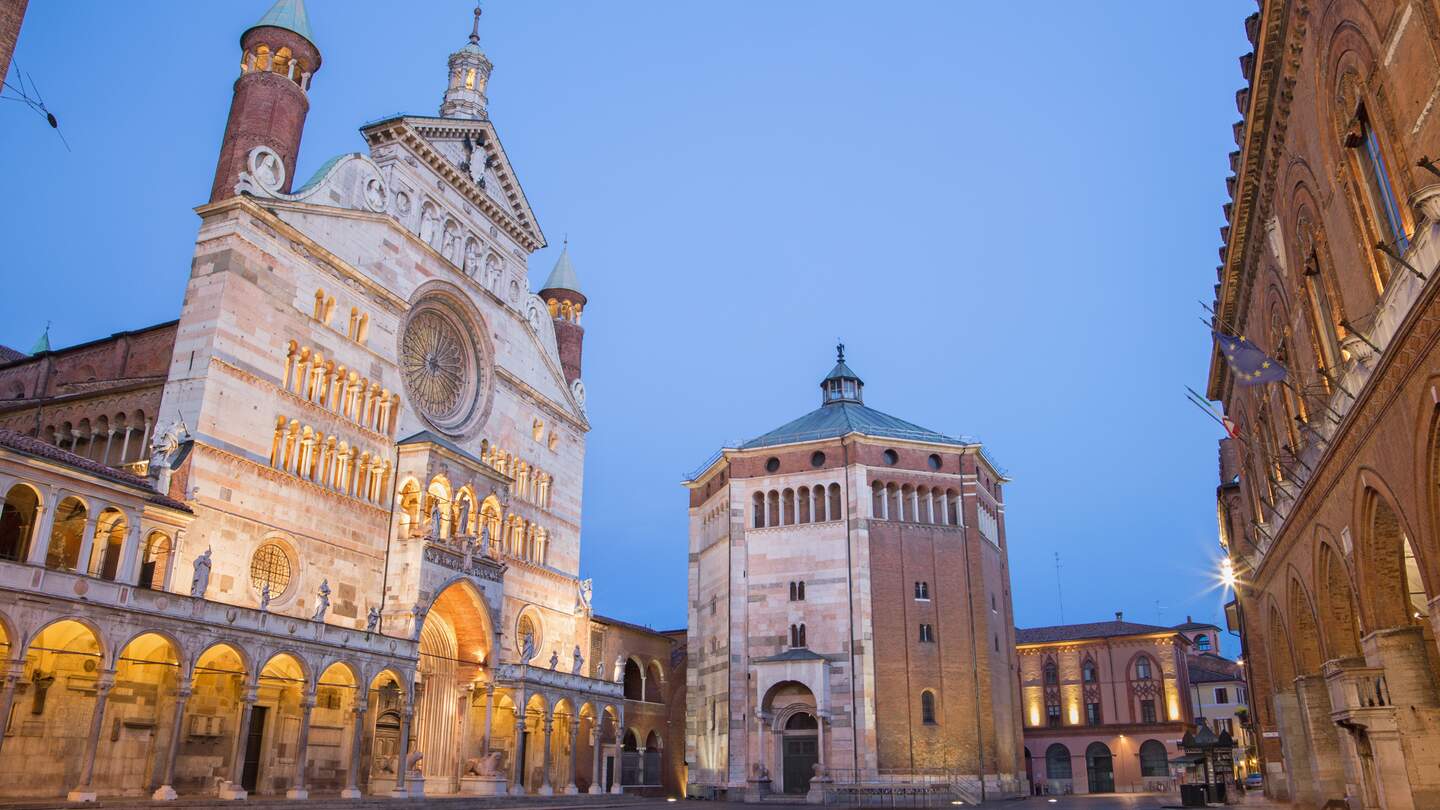Cremona - Die Kathedrale Mariae Himmelfahrt und das Baptisterium in der Abend daemmerung. | © Gettyimages.com/sedmak