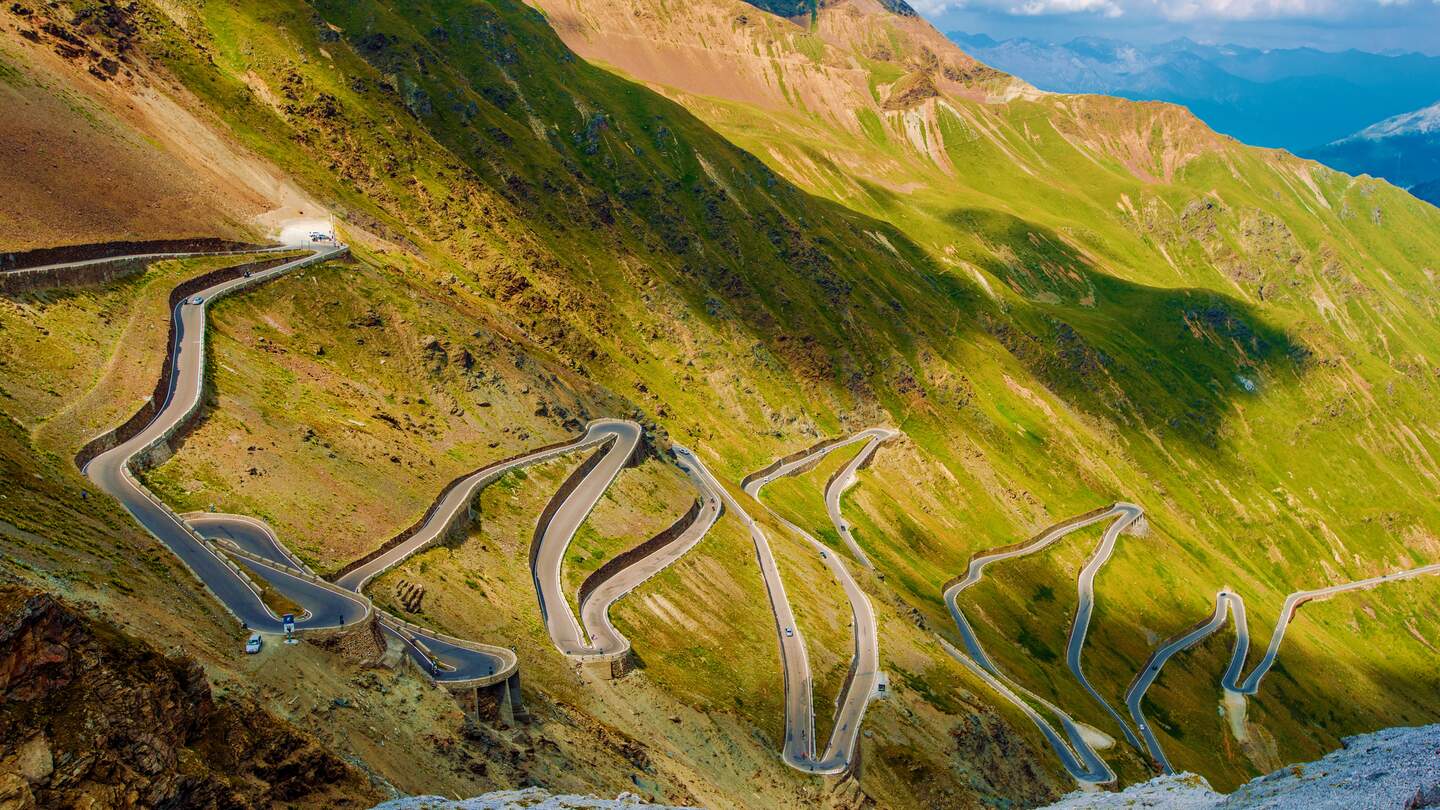 Malerischer Stilfserjoch-Pass. Italienische Bergpass Strasse Landschaft. | © Gettyimages.com/welcomia