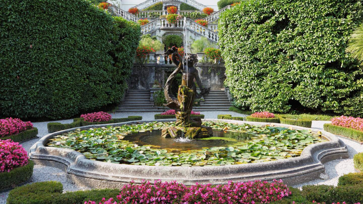Praechtiger Park mit Springbrunnen, Statuen und Blumenbeeten. Comer See, Villa Carlotta | © Gettyimages.com/kavram