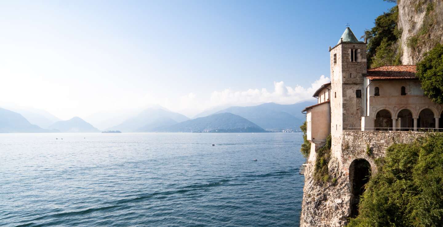 Lago Maggiore, Kloster Santa Caterina del Sasso, Blick auf den See | © Gettyimages.com/oliale72