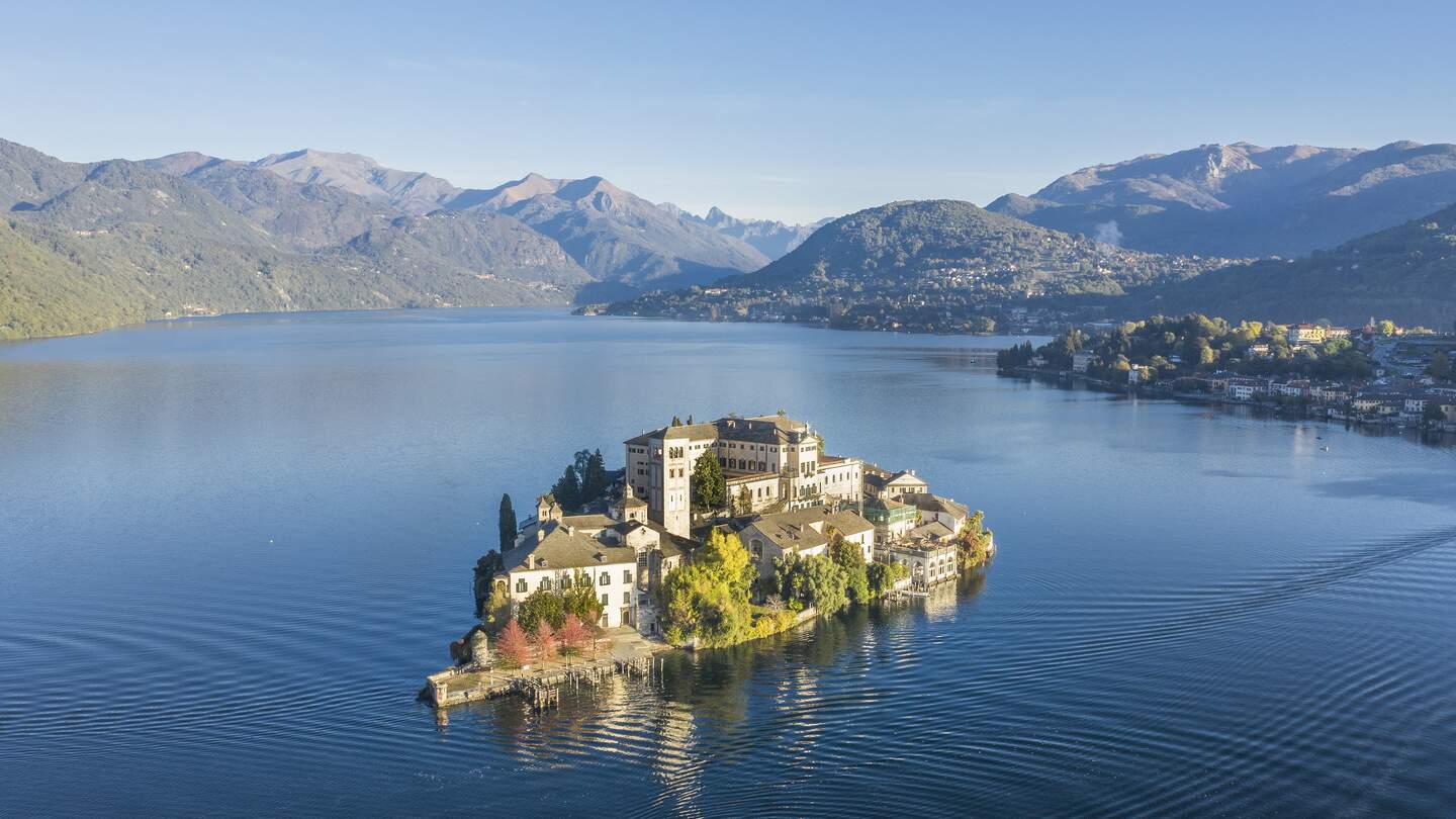 Italien, Piemont, Ortasee. Luftaufnahme der Insel San Giulio am Ortasee, einem kleinen See in der Naehe des Lago Maggiore. | © Gettyimages.com/acavalli