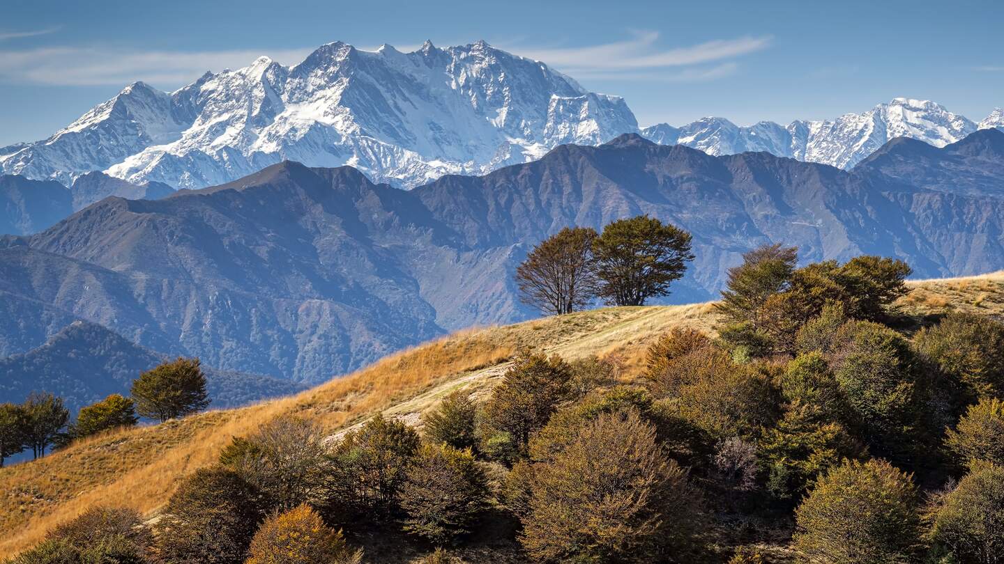 Monte Rosa Gipfel, vom Mottarone Berg (Piemont, Norditalien) gesehen. Es ist das groesste Bergmassiv in den europaeischen Alpen, das zweithoechste nach dem Mont Blanc. | © Gettyimages.com/peste65