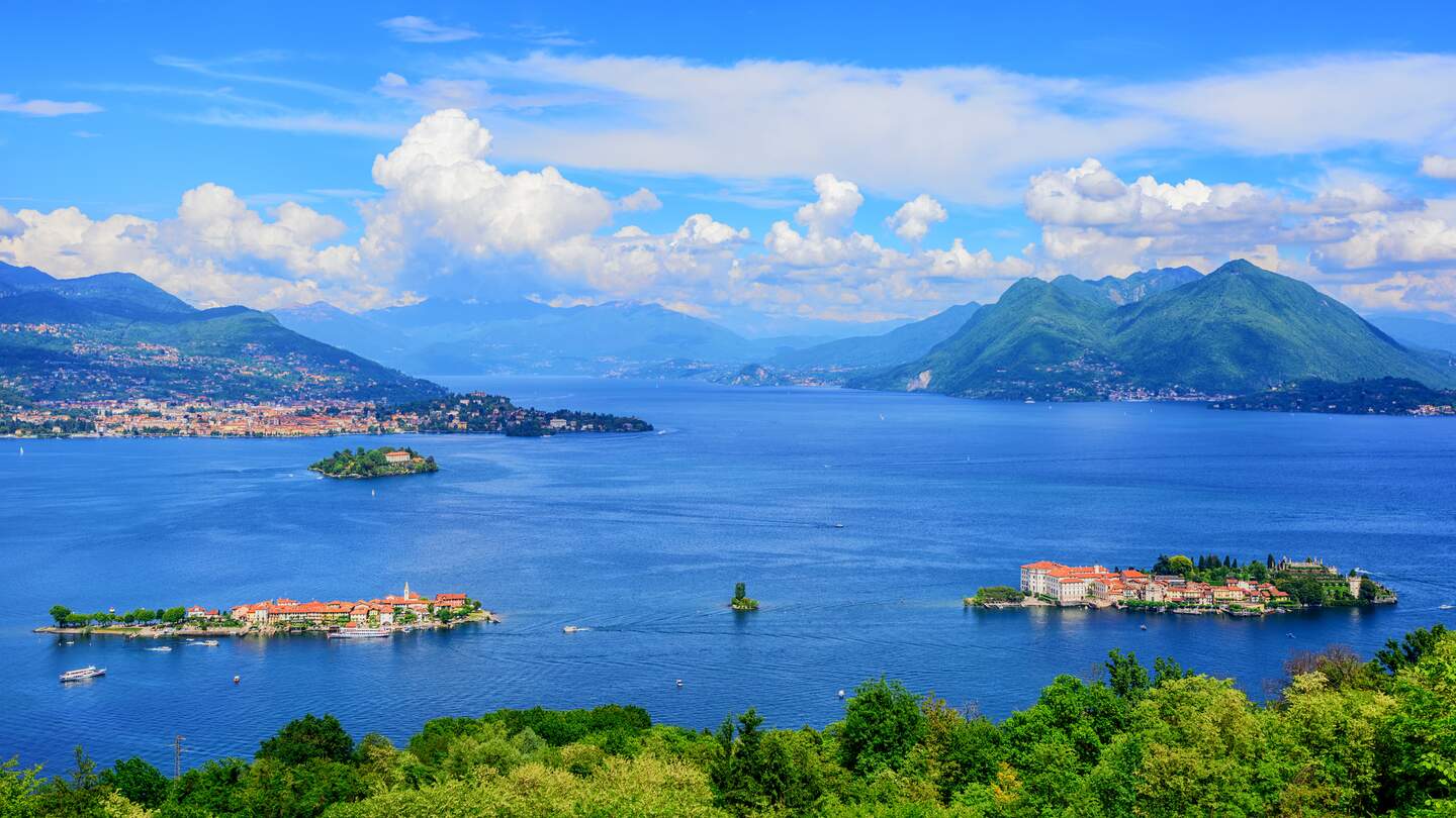 Panoramablick auf den Lago Maggiore, drei Borromaeische Inseln (Isola Bella, Superiore, Madre) und die Alpen, Italien, Schweiz | © Gettyimages.com/xantana