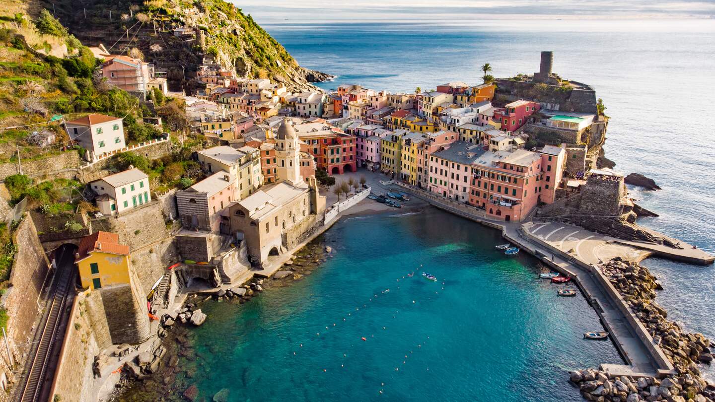 Luftaufnahme von Vernazza, einem der fuenf Jahrhunderte alten Doerfer der Cinque Terre, an der zerkluefteten Nordwestküste der Italienischen Riviera | © Gettyimages.com/MNStudio