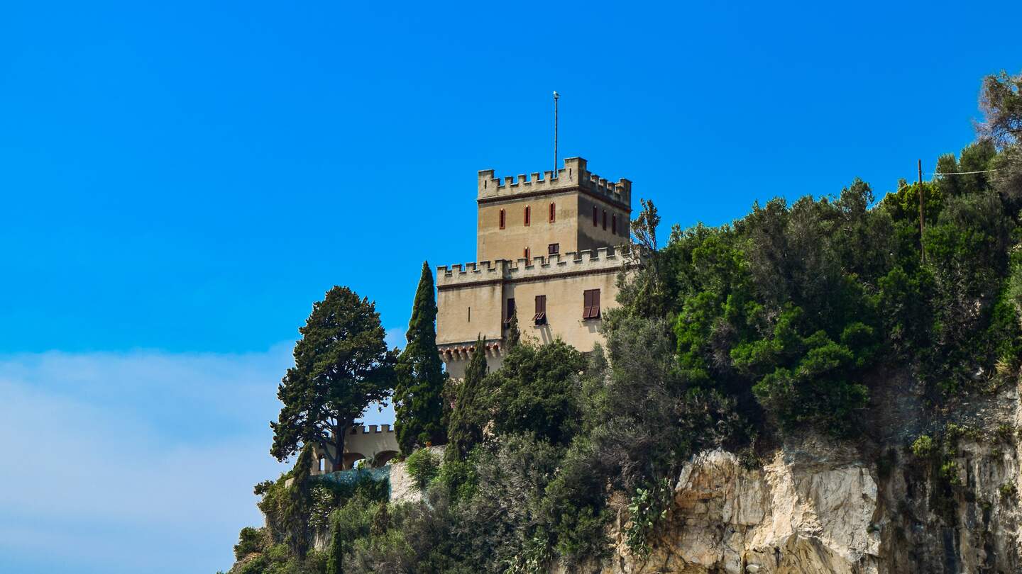 Stadtturm auf einer Klippe in der Naehe des Mittelmeers in Finale Ligure an der Riviera in Italien | © Gettyimages.com/Jana_Janina