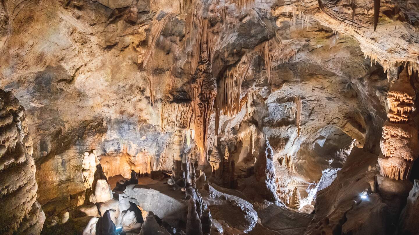 Blick in die wunderschoen ausgeleuchtete Grotte di Toirano, eine Karsthoehle in Toirano an der Riviera in Italien | © Gettyimages.com/FedevPhoto