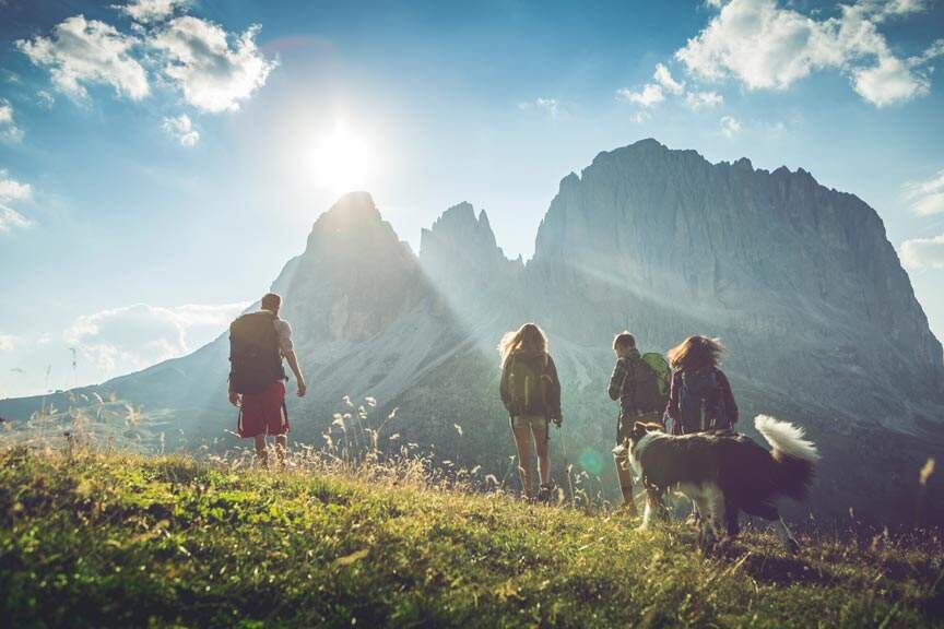 Eine Gruppe von jugendlichen Freunden, zusammen mit einem Hund (Border Collie), Abenteuer auf dem Berg, auf den italienischen Dolomiten. | © Gettyimages.com/piola666