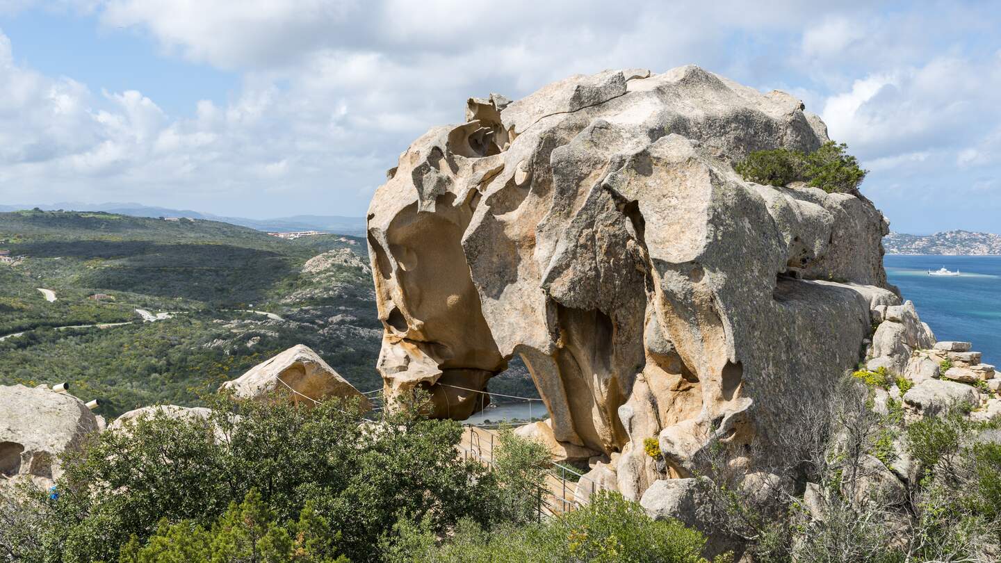 Felsen in Gestalt eines Baeren mit Blick auf den Ort Palau | © Gettyimages.com/compuinfoto