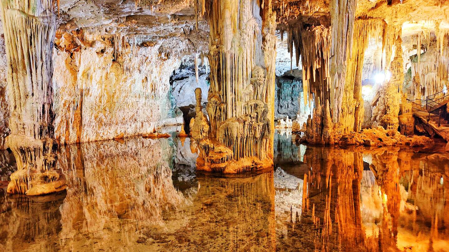 Blick ins Innere der Neptunhoehle (Grotta di Nettuno) auf Sardinien | © Gettyimages.com/robypangy