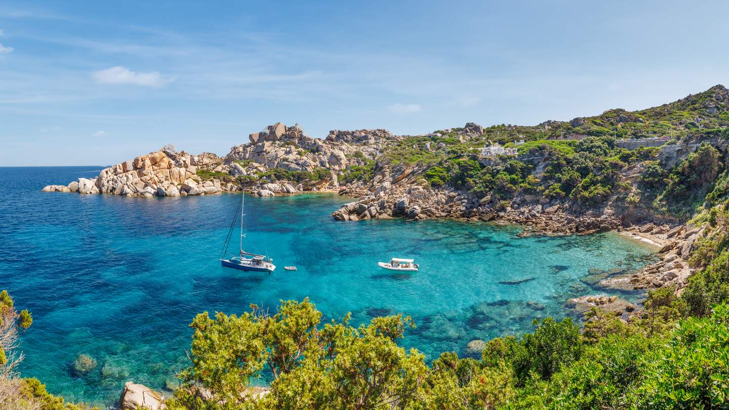 Schoener Strand von Capo Testa mit klarmem Wasser und Schiffen, Nordsardinien | © Gettyimages.com/radial_m