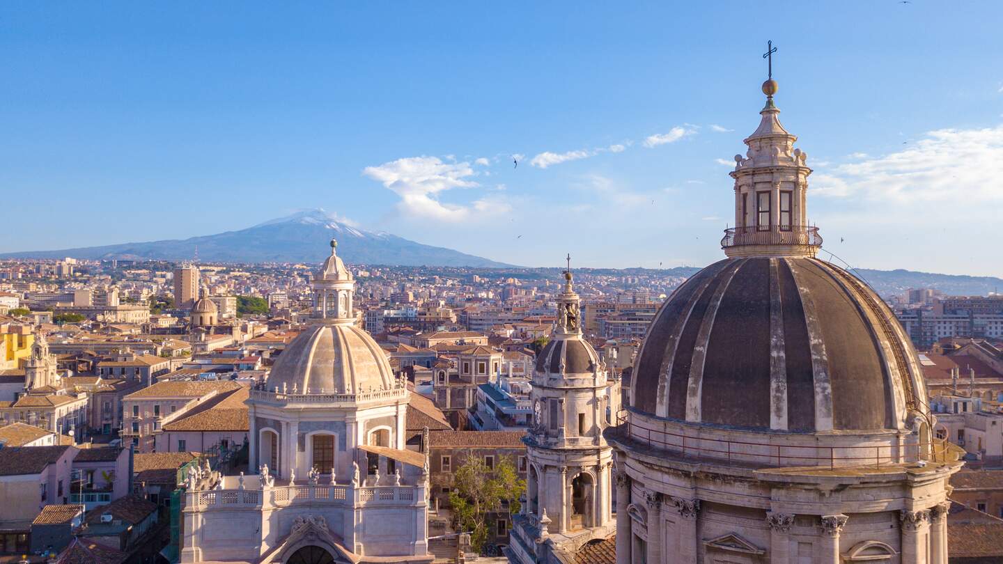 Schoene Luftaufnahme der Stadt Catania in der Naehe der Hauptkathedrale und des Vulkans Ätna im Hintergrund. Erstaunlicher Blick auf die Altstadt von oben. | © Gettyimages.com/inguskruklitis