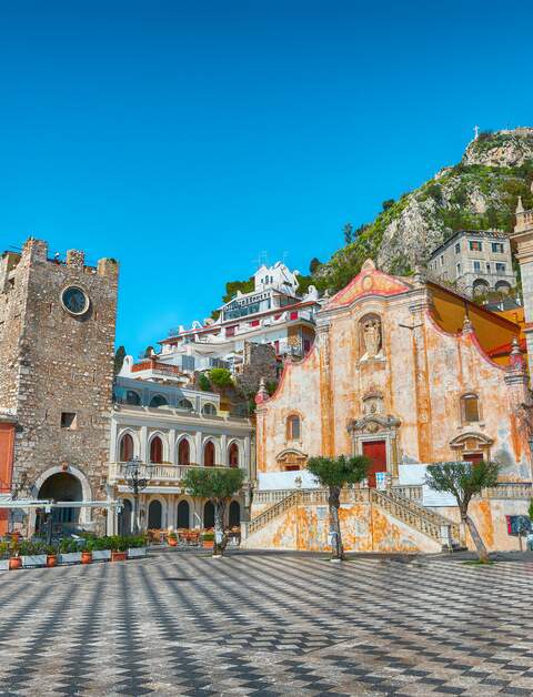 Belvedere de Taormina und die Iglesia de San Giuseppe auf dem Platz Piazza IX Aprile in Taormina | © Gettyimage/Pilat666