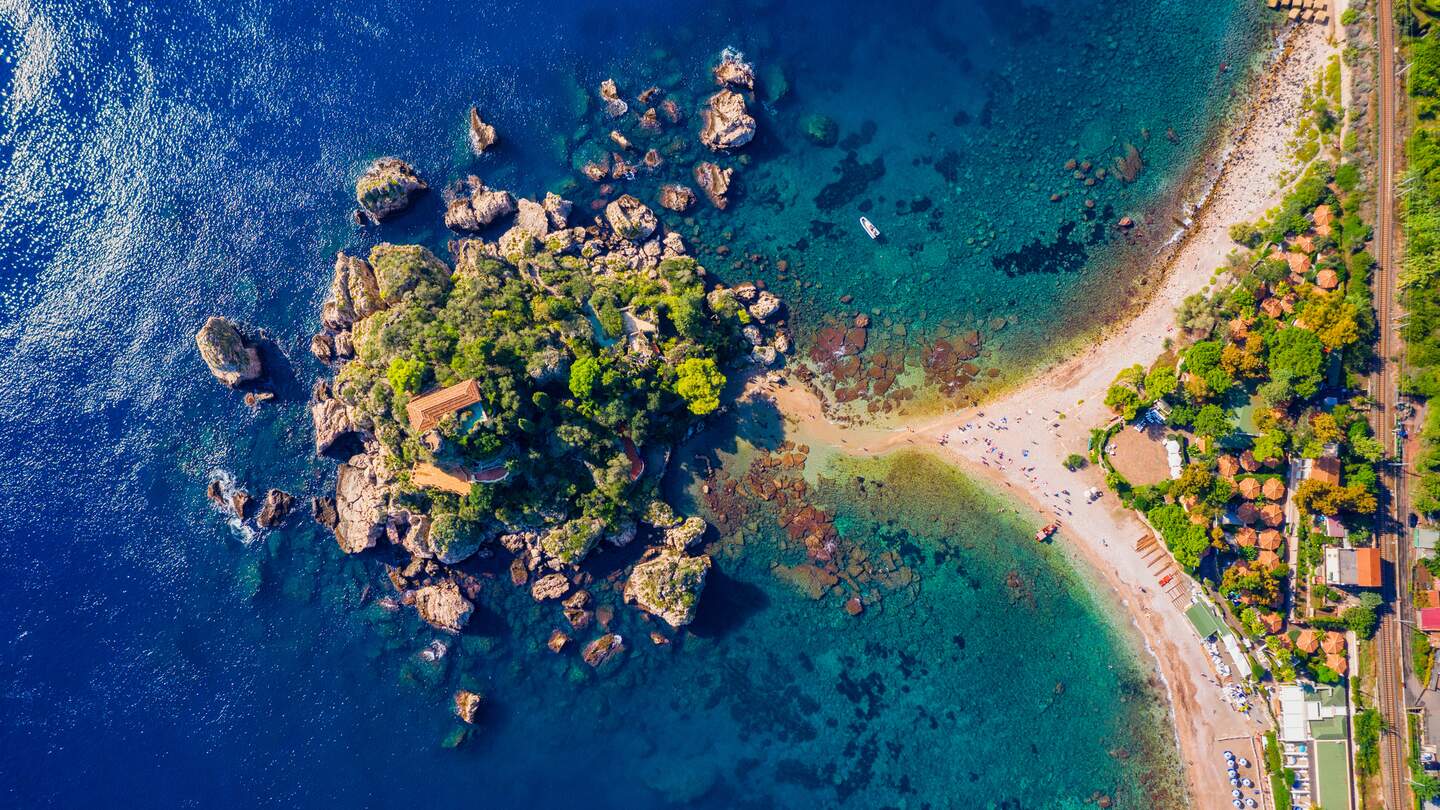Luftaufnahme der Isola Bella in Taormina, Sizilien, Italien. Isola Bella ist eine kleine Insel in der Naehe von Taormina, Sizilien, Italien. Schmaler Pfad verbindet Insel mit Festland Taormina Strand in azurblauen Gewaessern des Ionischen Meeres | © Gettyimages.com/daliu
