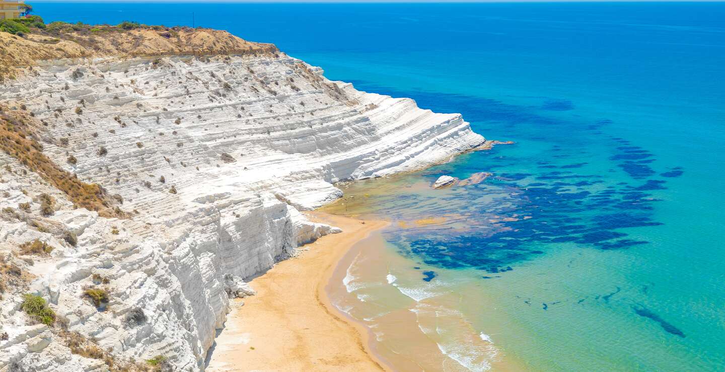 Die sehr beruehmte weisse felsige Klippe an der Kueste in der Gemeinde Porto Empedocle, Provinz Agrigento, Sizilien, mit wunderschoenem goldenen Strand und blauem Meer. | © Gettyimages.com/valeriomei