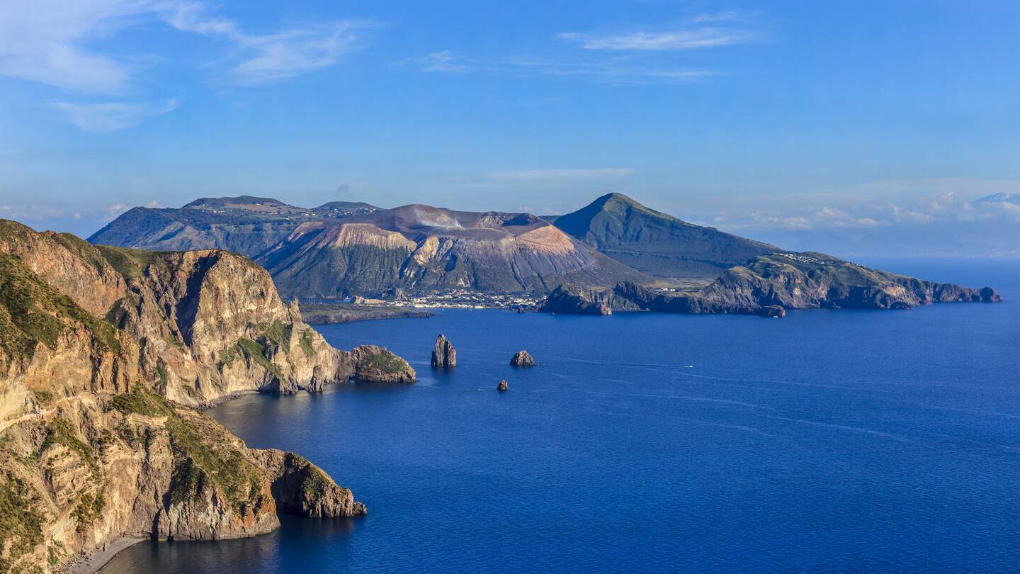 Die Insel Vulcano von der Insel Lipari aus gesehen. Aeolischer Archipel, Sizilien, Italien. | © Gettyimages.com/flaviovallenari