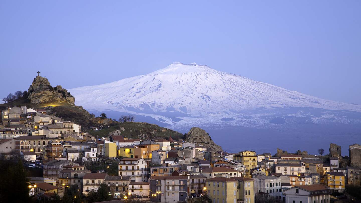 Blick auf das Dorf San Teodoro und den Aetscha im Hintergrund. Sizilien, Italien. | © Gettyimages.com/blueplace