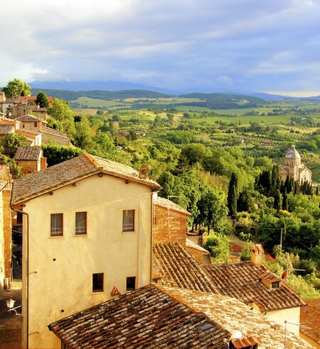 malerische Landschaft der Toskana mit sanften Hügeln im Hintergrund und traditionellen italienischen Gebäuden im Vordergrund | ©  jenifoto / 2016 Thinkstock.