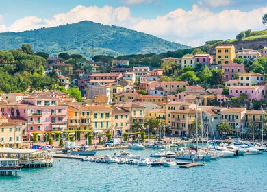 Hafen Porto Azzurro auf der Insel Elba bei Sonnenschein mit bunten Haeusern | © Gettyimages.com/e55evu