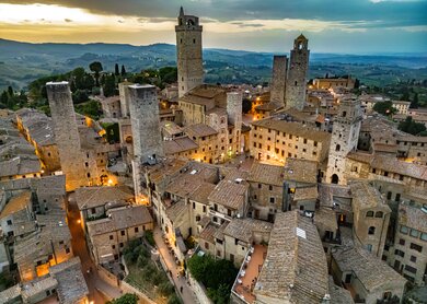 Luftaufnahme von San Gimignano, Toskana, Italien | © GettyImages.com/monticelllo