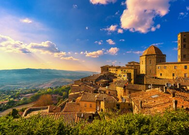 Toskana, Volterra-Skyline der Stadt, Kirche und Panorama Blick auf den Sonnenuntergang. Italien  | © GettyImages.com/	StevanZZ