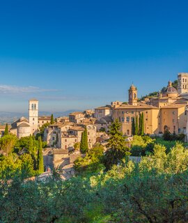 Panoramablick auf die historische Stadt Assisi im wunderschönen goldenen Morgenlicht bei Sonnenaufgang im Sommer | ©  Gettyimage/bluejayphoto
