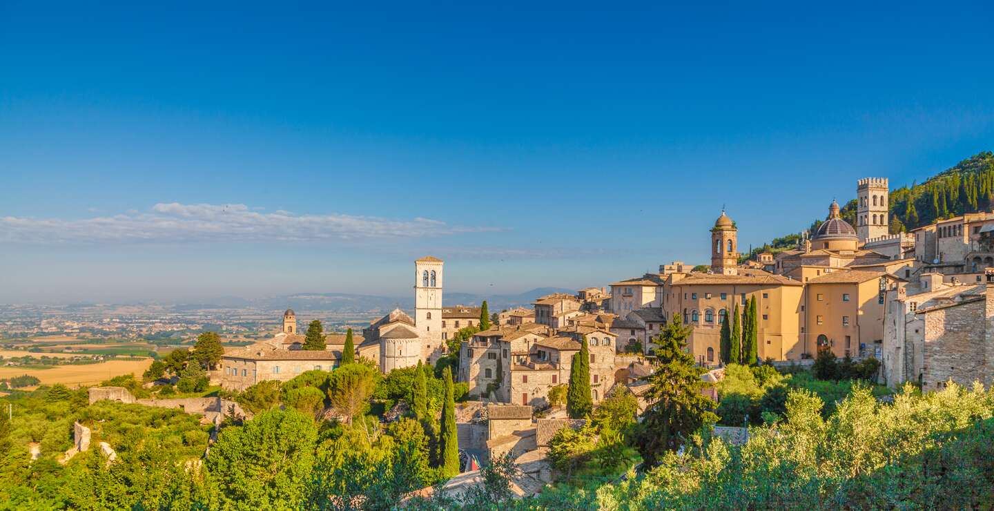 Panoramablick auf die historische Stadt Assisi im wunderschönen goldenen Morgenlicht bei Sonnenaufgang im Sommer | ©  Gettyimage/bluejayphoto