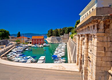 Zadar-Stadttor mit Blick auf Fosa Hafen bei blauem Himmel | © Gettyimages.com/iStockphoto