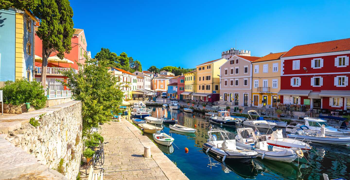 Bunte Häuser am Hafen von Veli auf der Insel Losinj  | © Gettyimages.com/xbrchx
