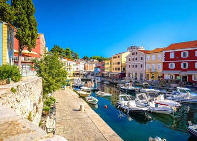 Bunte Häuser am Hafen von Veli auf der Insel Losinj  | © Gettyimages.com/xbrchx