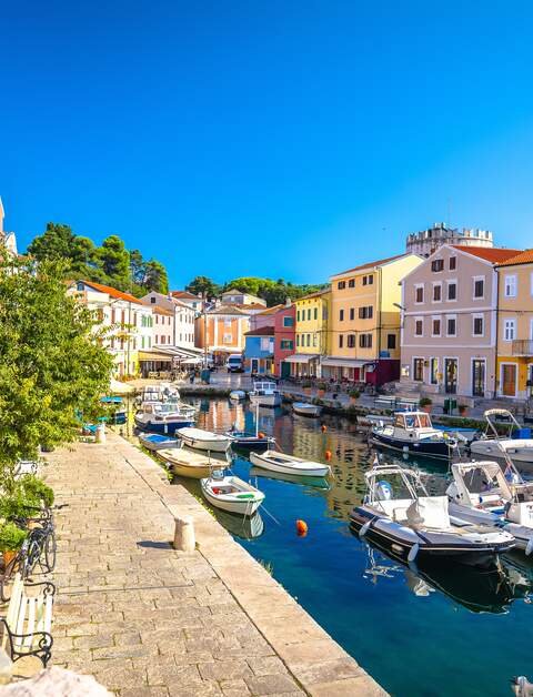 Bunte Häuser am Hafen von Veli auf der Insel Losinj  | © Gettyimages.com/xbrchx