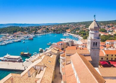 Luftaufnahme der Altstadt von Krk in Kroatien bei blauem Himmel | © Gettyimages.com/iStockphoto