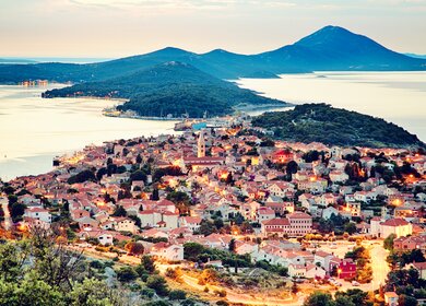 Panoramablick auf die Insel Losinj bei Sonnenuntergang | © Gettyimages.com/vjanez