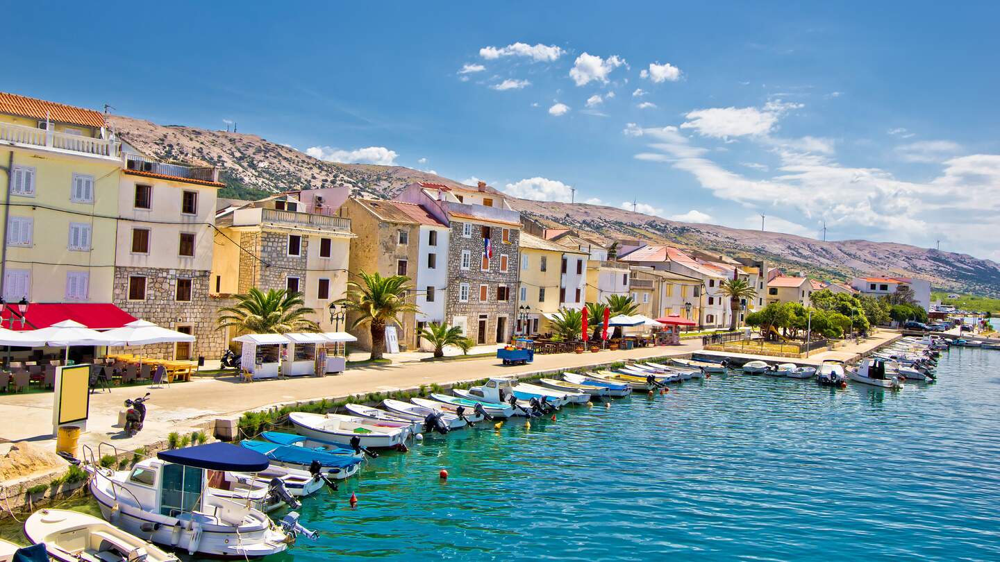 Blick auf den Hafen von Pag mit vielen bunten Häusern im Hintergrund | © Gettyimages.com/iStockphoto